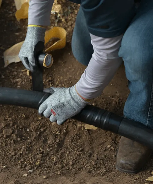 Scotch électrique pour sécuriser une gaine abîmée sur chantier